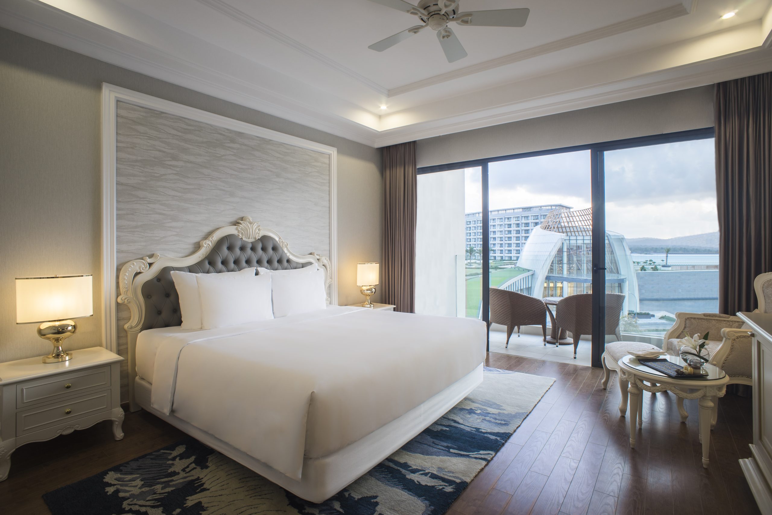 Phòng Deluxe với ban công tại Radisson Blu 4 Phòng Deluxe với ban công